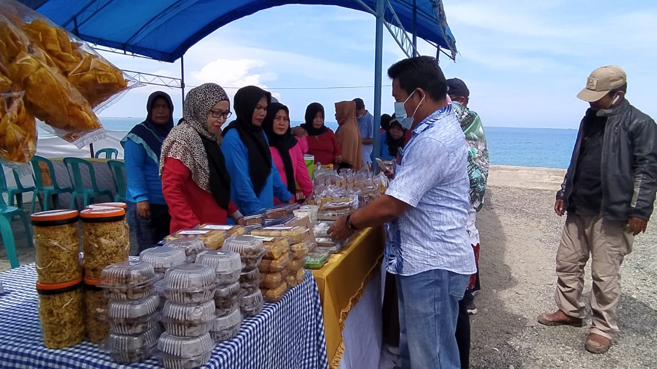 Dihadiri Wakil Bupati Donggala, Wisata Kuliner di Pantai Desa Kaliburu Diserbu Warga