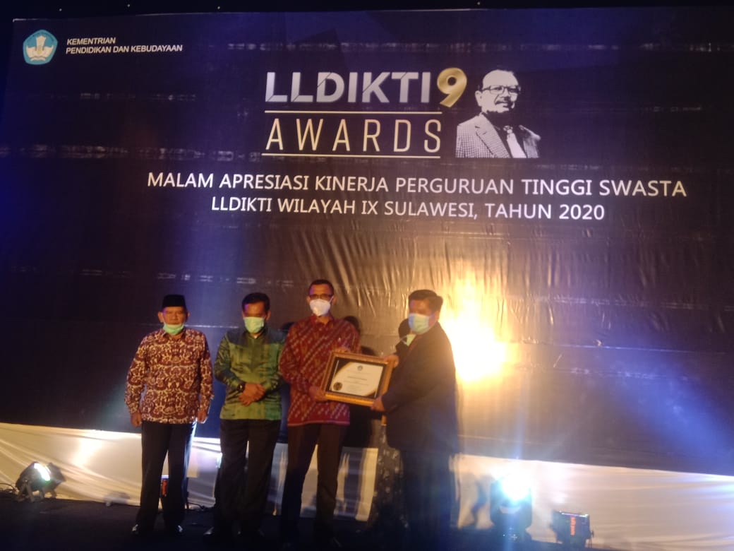 Unisa Palu Sabet Penghargaan PTS Terbaik dengan Kinerja Tertinggi dari LLDIKTI