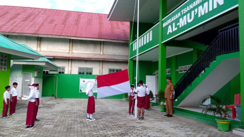 Hari Pertama Pengenalan Lingkungan Madrasah MTs Al Mu’min Palupi Awali dengan Upacara Bendera