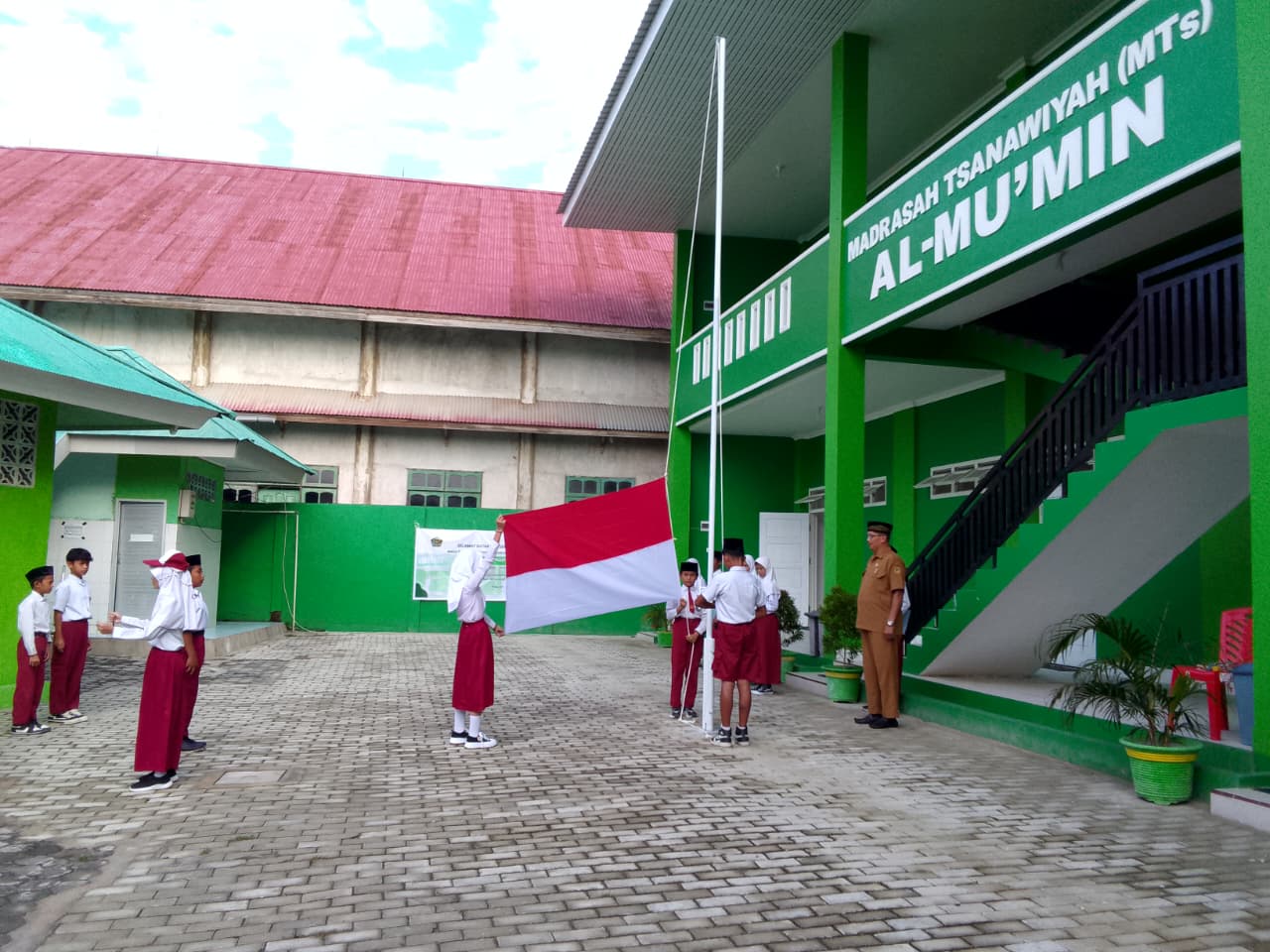 Hari Pertama Pengenalan Lingkungan Madrasah MTs Al Mu’min Palupi Awali dengan Upacara Bendera