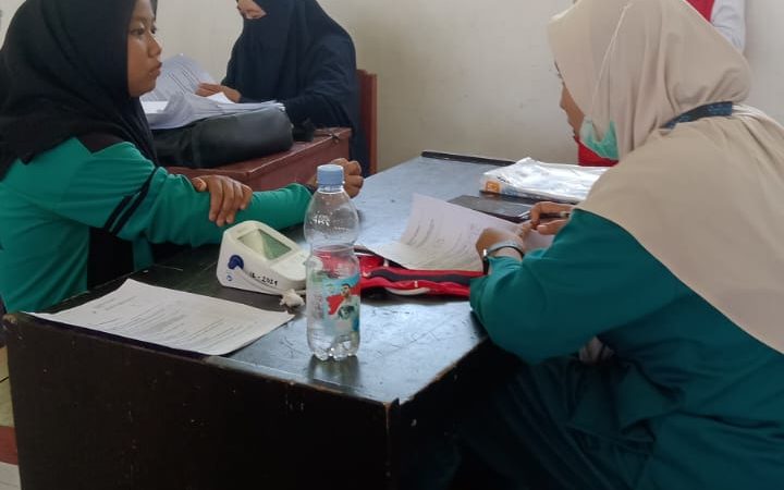 Puluhan Siswa SMPN 1 Ulubongka Mengikuti Pemeriksaan Kesehatan Gratis