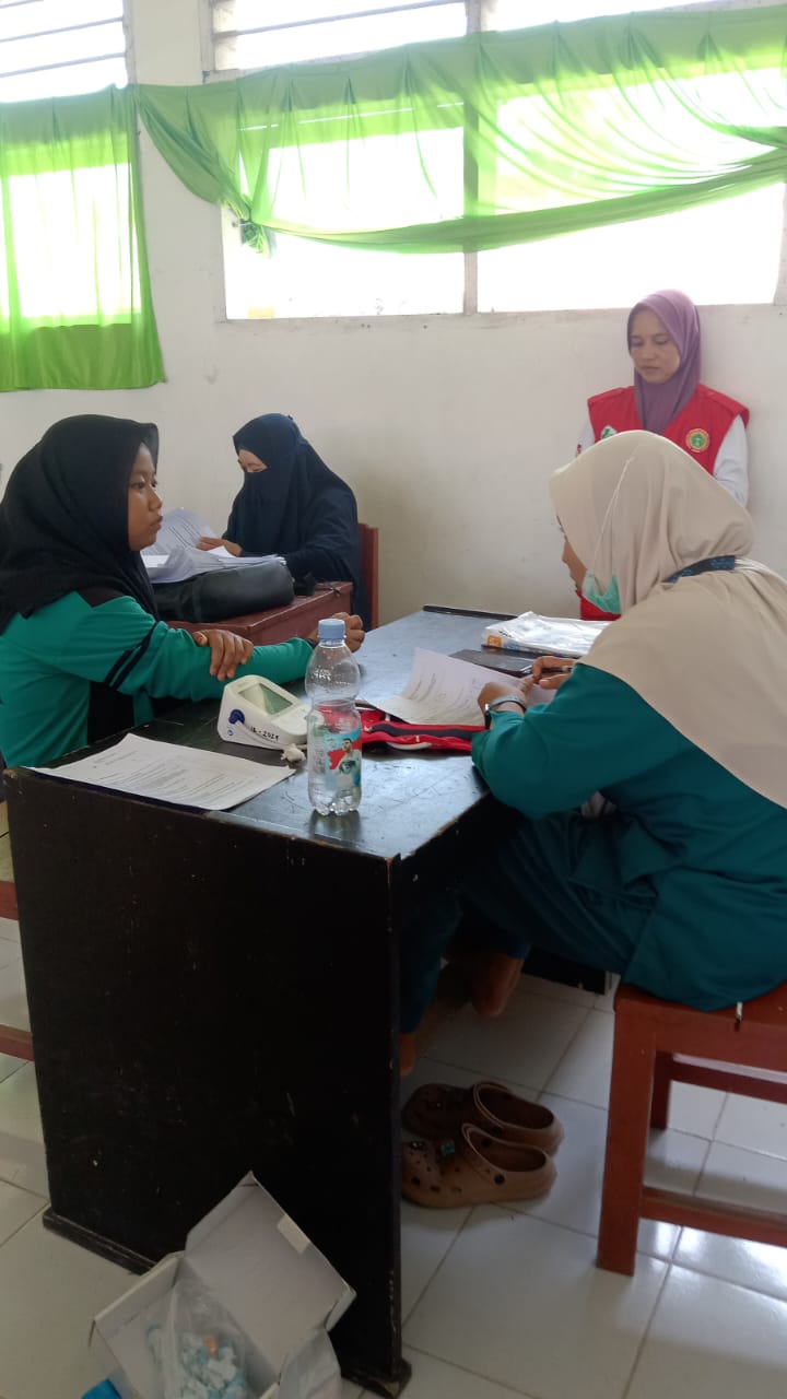 Puluhan Siswa SMPN 1 Ulubongka Mengikuti Pemeriksaan Kesehatan Gratis
