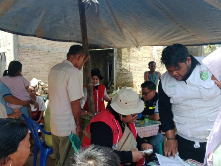 Tim Emergency Fakultas Kedokteran Universitas Alkhairaat Mulai Berjibaku dengan Korban Banjir Sumatera Utara