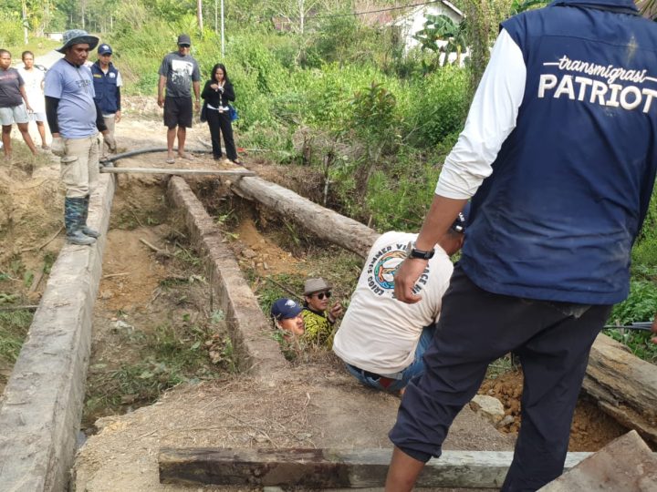 Warga Werianggi-Werabur dan Tim Ekspedisi Patriot UI Wondama Selesaikan Perbaikan Jembatan
