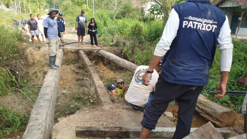 Warga Werianggi-Werabur dan Tim Ekspedisi Patriot UI Wondama Selesaikan Perbaikan Jembatan